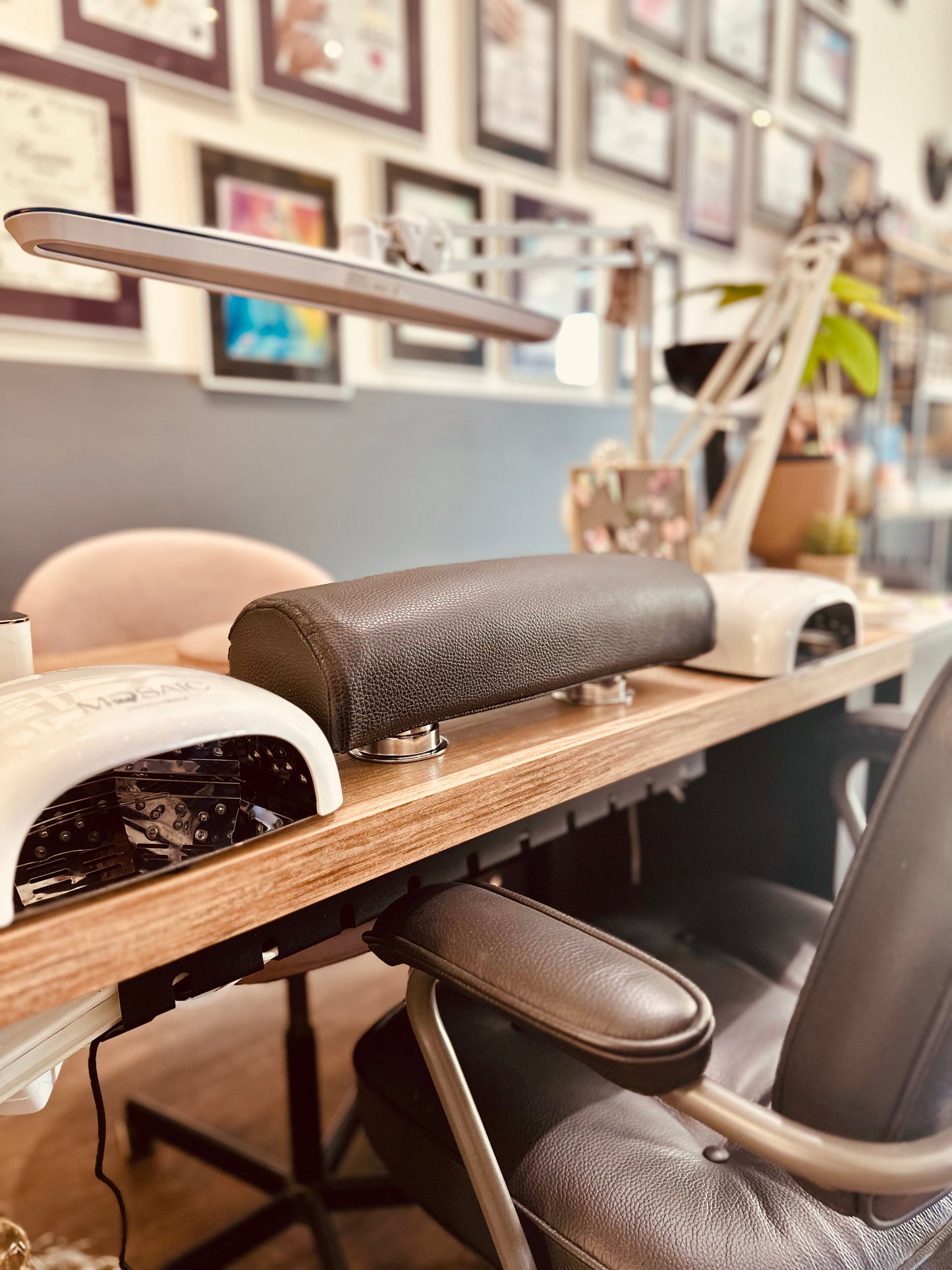 Pöytään asennettava käsituki AFINIA